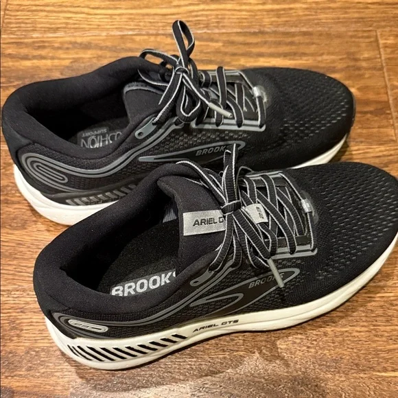 Brooks Black and White Running Shoes - Picture 1 of 2